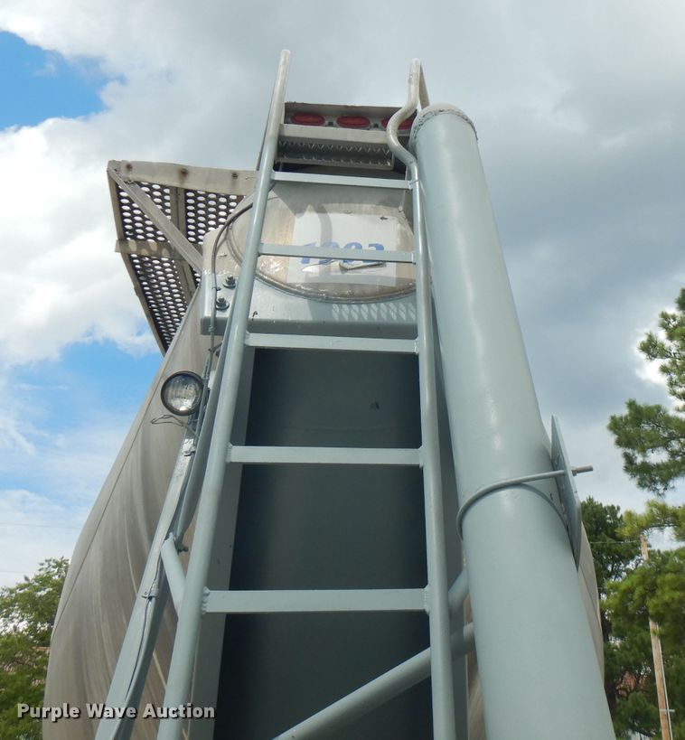 image for item FN9304 1984 Fruehauf pneumatic dry bulk trailer