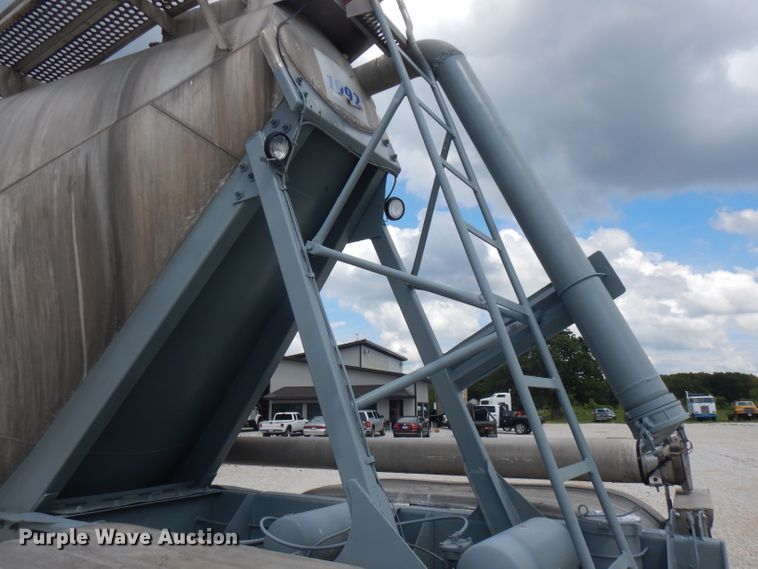 image for item FN9304 1984 Fruehauf pneumatic dry bulk trailer