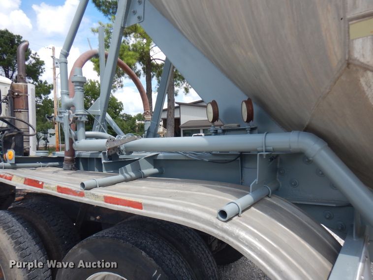 image for item FN9304 1984 Fruehauf pneumatic dry bulk trailer