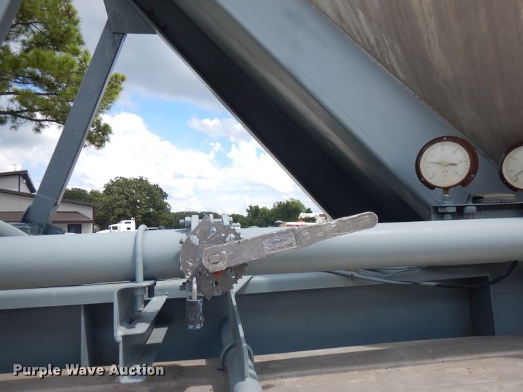 image for item FN9304 1984 Fruehauf pneumatic dry bulk trailer