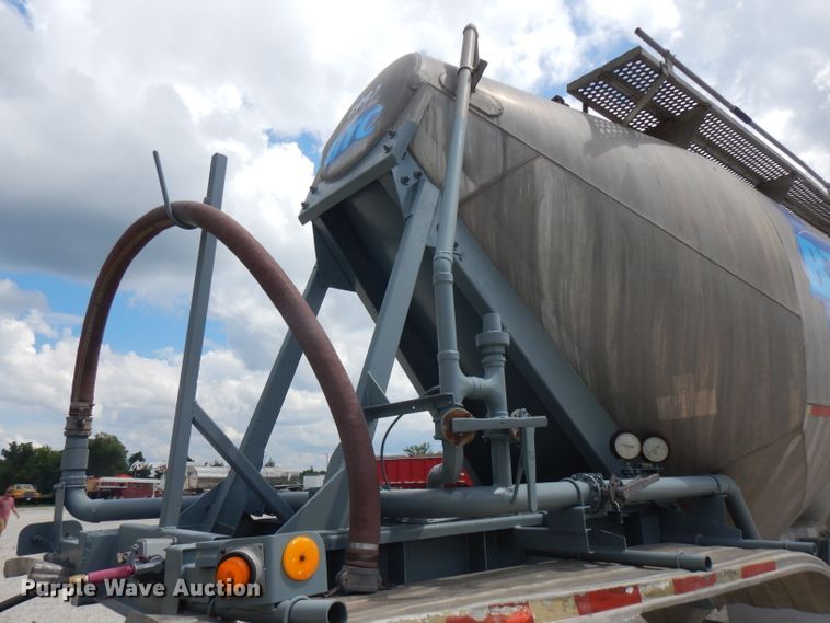image for item FN9304 1984 Fruehauf pneumatic dry bulk trailer