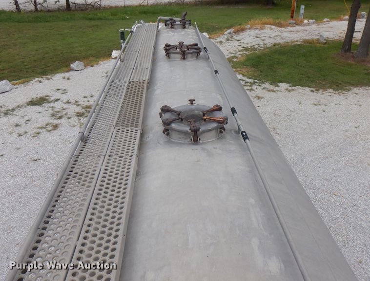 image for item FN9304 1984 Fruehauf pneumatic dry bulk trailer