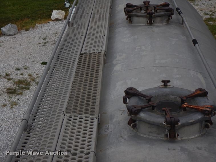 image for item FN9304 1984 Fruehauf pneumatic dry bulk trailer