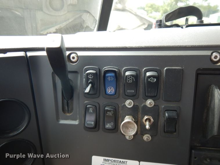 image for item FN9306 2008 Mack CHU  semi truck