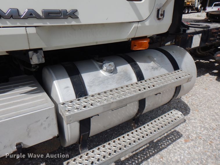 image for item FN9306 2008 Mack CHU  semi truck