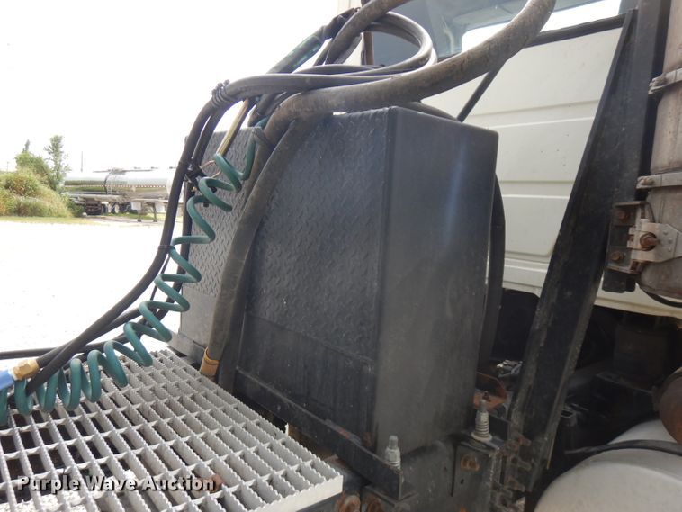 image for item FN9306 2008 Mack CHU  semi truck