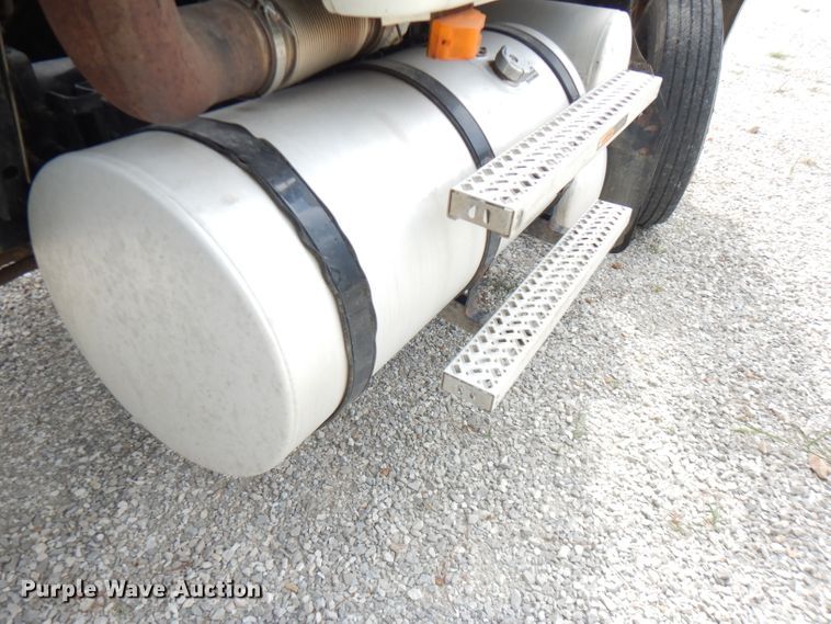 image for item FN9306 2008 Mack CHU  semi truck