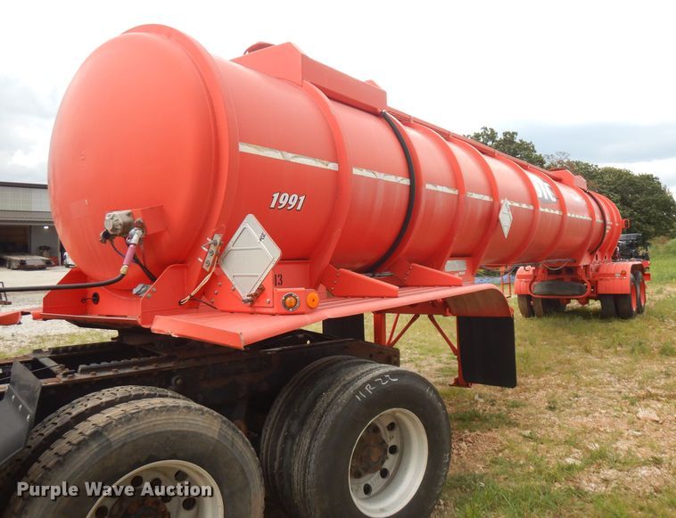 image for item FN9308 2004 Heil tank trailer