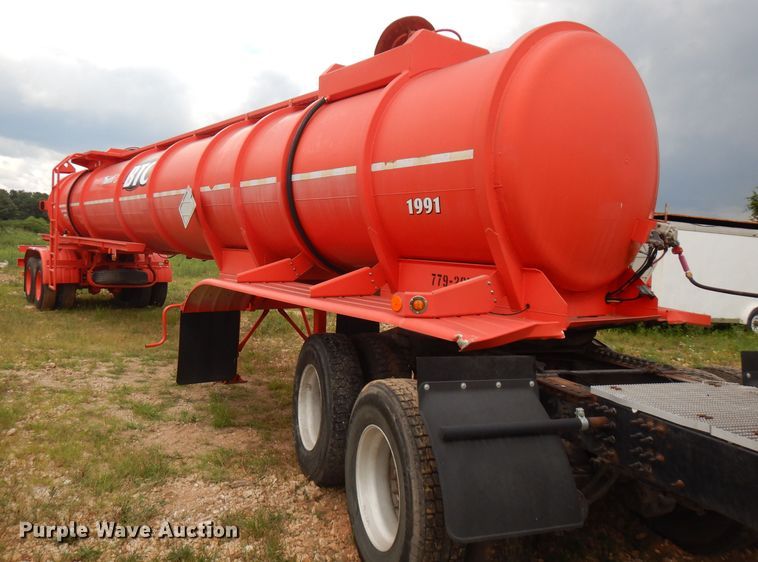 image for item FN9308 2004 Heil tank trailer