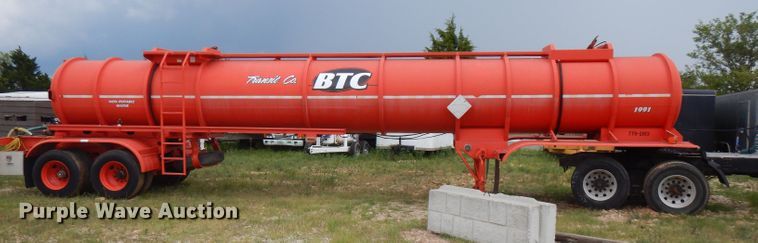 image for item FN9308 2004 Heil tank trailer