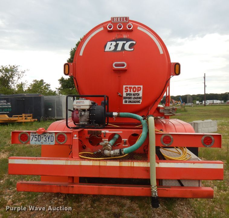 image for item FN9308 2004 Heil tank trailer