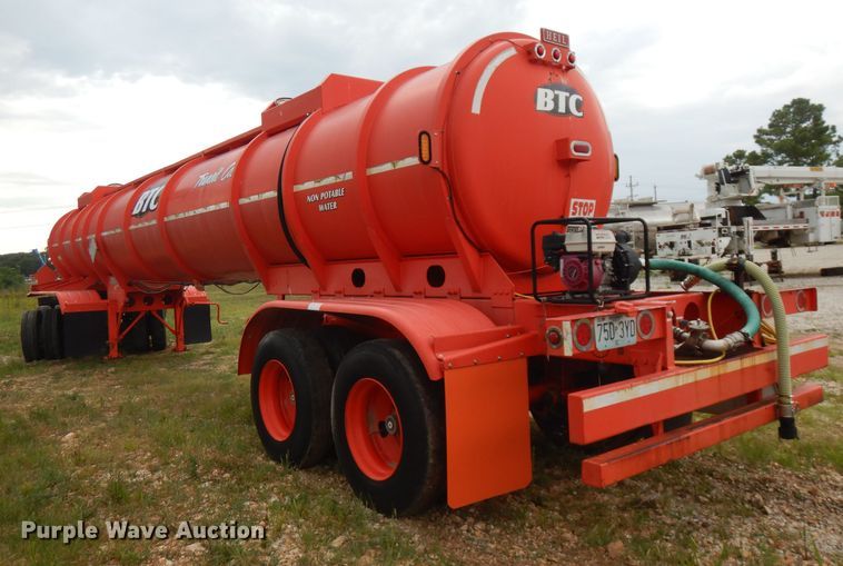 image for item FN9308 2004 Heil tank trailer