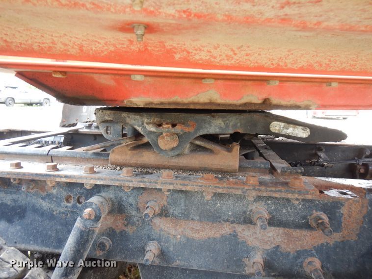 image for item FN9308 2004 Heil tank trailer