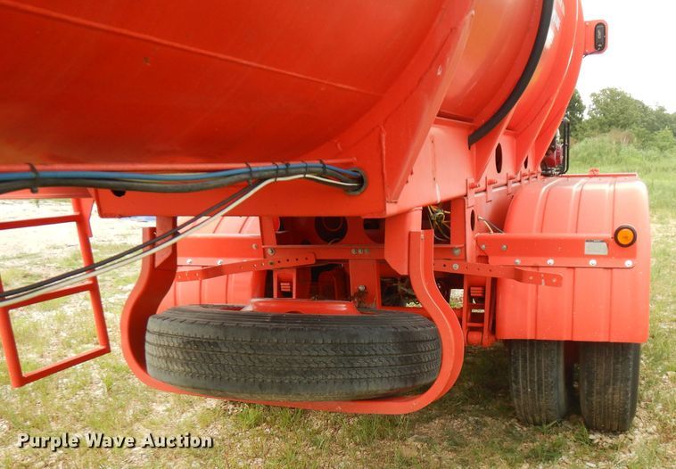 image for item FN9308 2004 Heil tank trailer