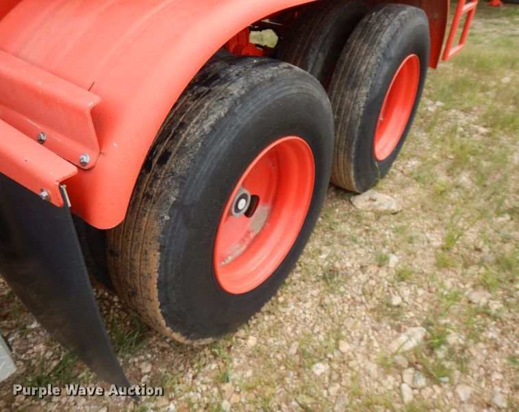 image for item FN9308 2004 Heil tank trailer