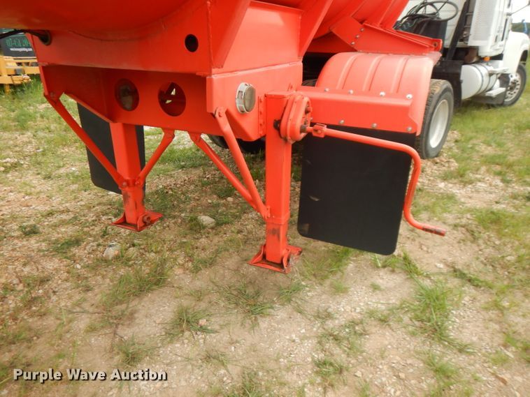 image for item FN9308 2004 Heil tank trailer