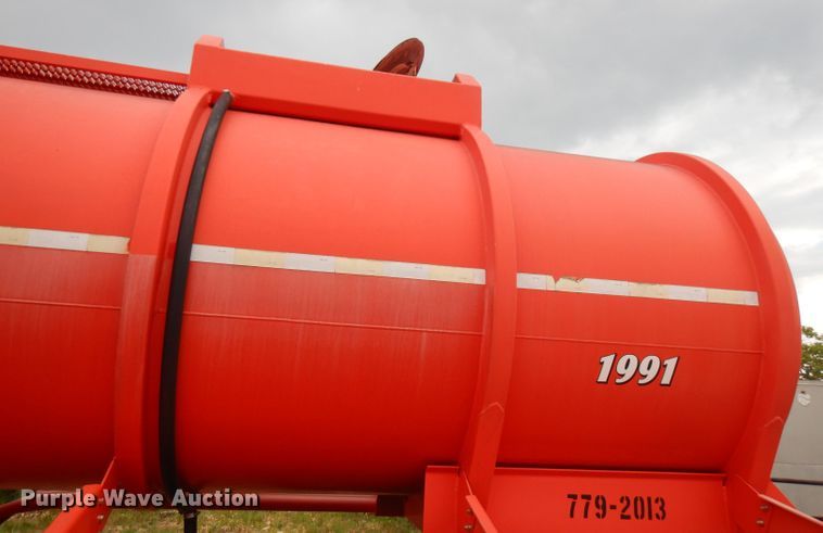 image for item FN9308 2004 Heil tank trailer