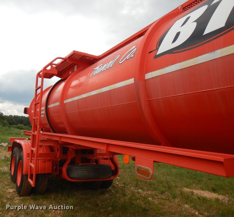 image for item FN9308 2004 Heil tank trailer