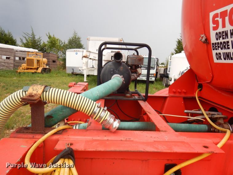 image for item FN9308 2004 Heil tank trailer