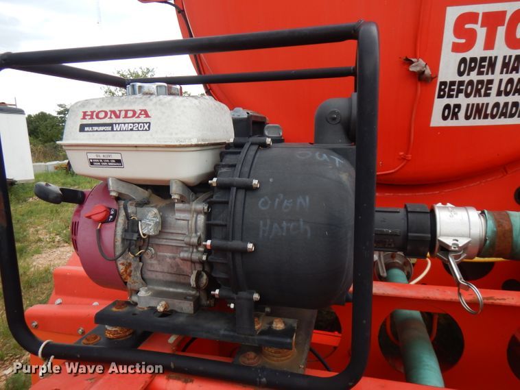 image for item FN9308 2004 Heil tank trailer