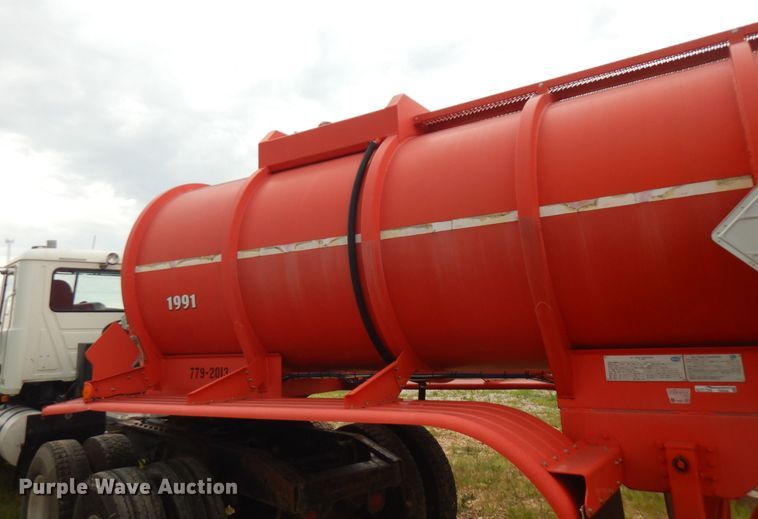 image for item FN9308 2004 Heil tank trailer