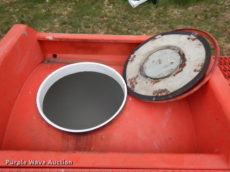 image for item FN9308 2004 Heil tank trailer