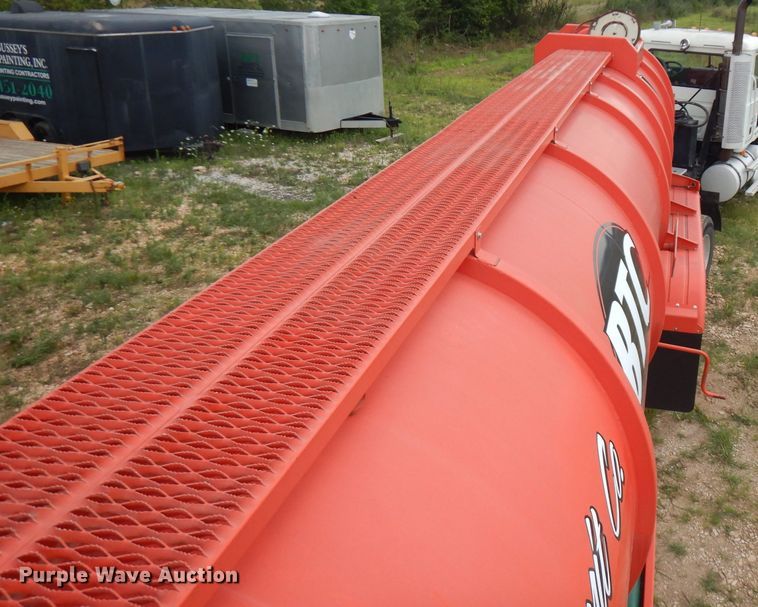 image for item FN9308 2004 Heil tank trailer