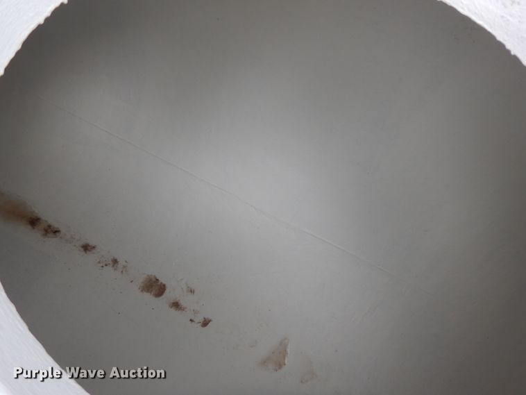 image for item FN9308 2004 Heil tank trailer