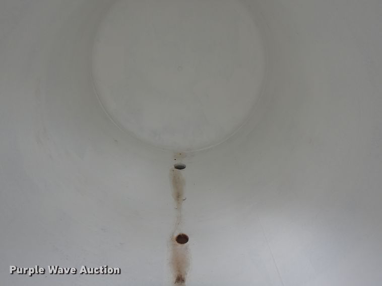 image for item FN9308 2004 Heil tank trailer