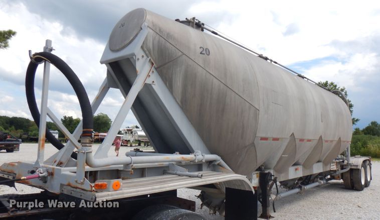 image for item FN9310 1990 Fruehauf pneumatic dry bulk trailer