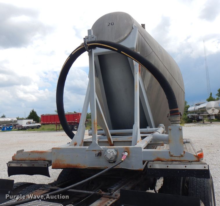 image for item FN9310 1990 Fruehauf pneumatic dry bulk trailer