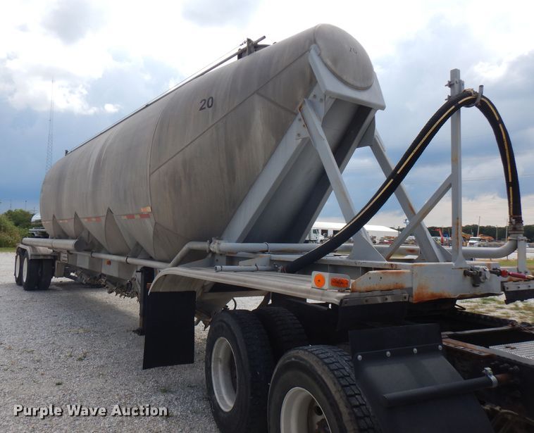 image for item FN9310 1990 Fruehauf pneumatic dry bulk trailer