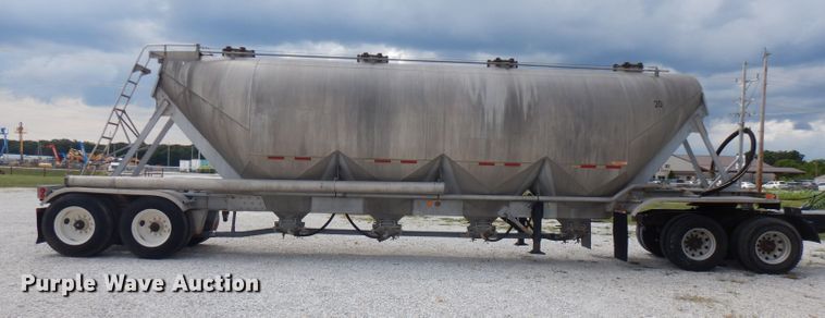 image for item FN9310 1990 Fruehauf pneumatic dry bulk trailer