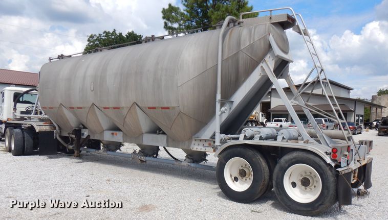 image for item FN9310 1990 Fruehauf pneumatic dry bulk trailer