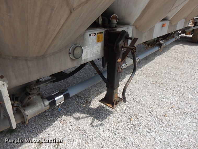 image for item FN9310 1990 Fruehauf pneumatic dry bulk trailer