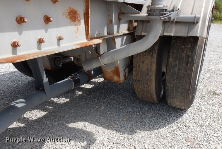 image for item FN9310 1990 Fruehauf pneumatic dry bulk trailer