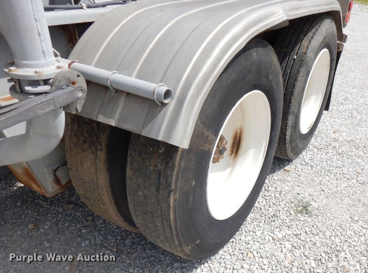 image for item FN9310 1990 Fruehauf pneumatic dry bulk trailer