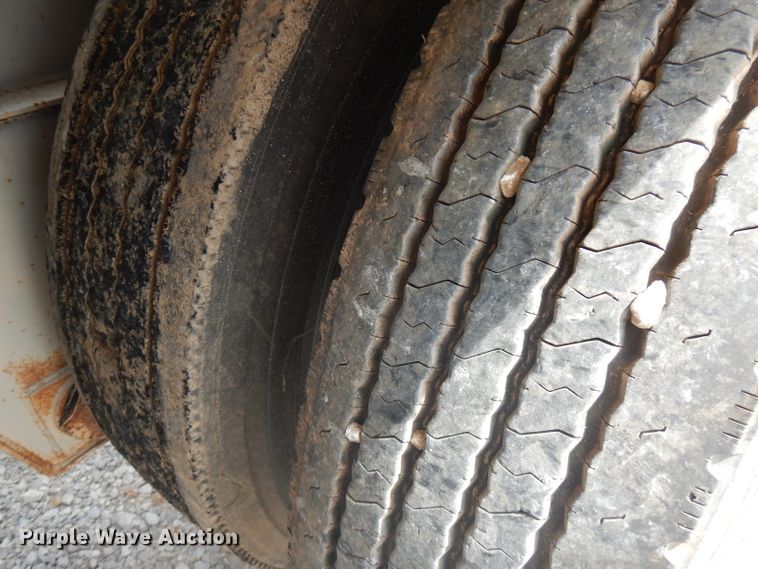 image for item FN9310 1990 Fruehauf pneumatic dry bulk trailer