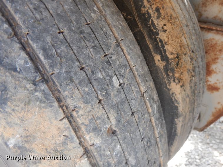 image for item FN9310 1990 Fruehauf pneumatic dry bulk trailer