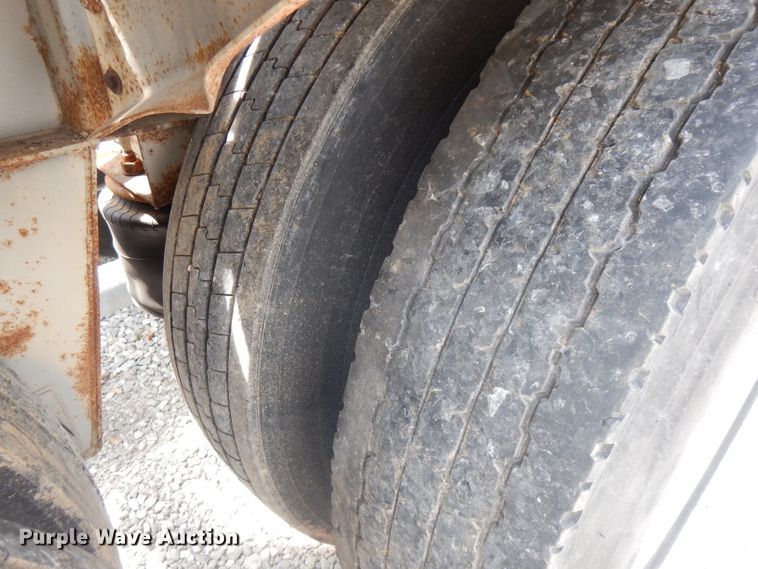 image for item FN9310 1990 Fruehauf pneumatic dry bulk trailer