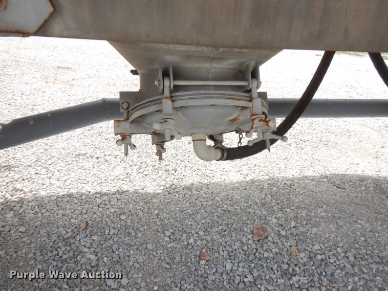 image for item FN9310 1990 Fruehauf pneumatic dry bulk trailer