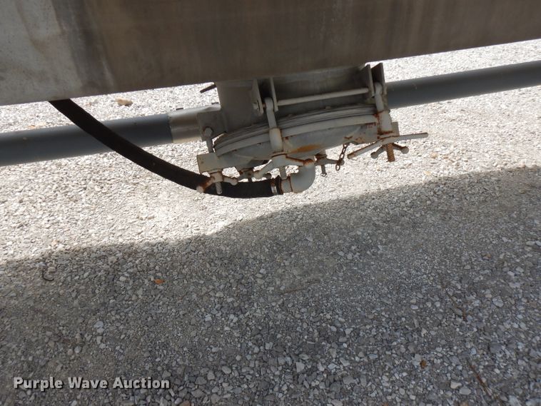 image for item FN9310 1990 Fruehauf pneumatic dry bulk trailer