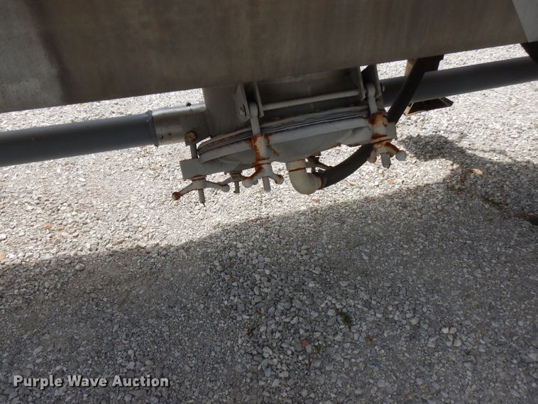 image for item FN9310 1990 Fruehauf pneumatic dry bulk trailer