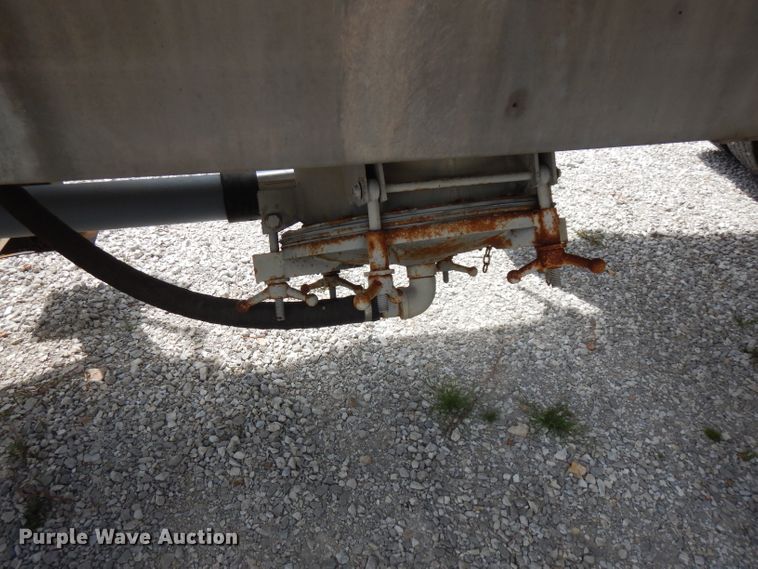 image for item FN9310 1990 Fruehauf pneumatic dry bulk trailer