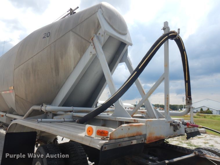 image for item FN9310 1990 Fruehauf pneumatic dry bulk trailer