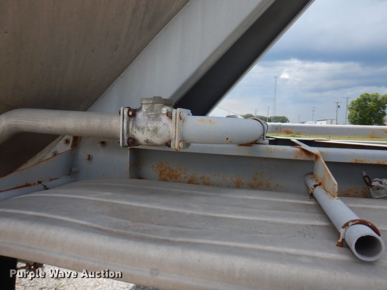 image for item FN9310 1990 Fruehauf pneumatic dry bulk trailer