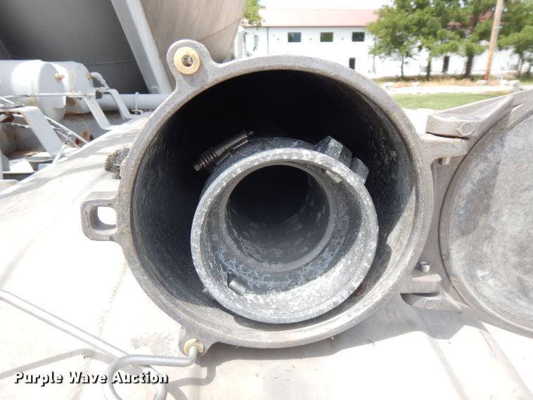 image for item FN9310 1990 Fruehauf pneumatic dry bulk trailer