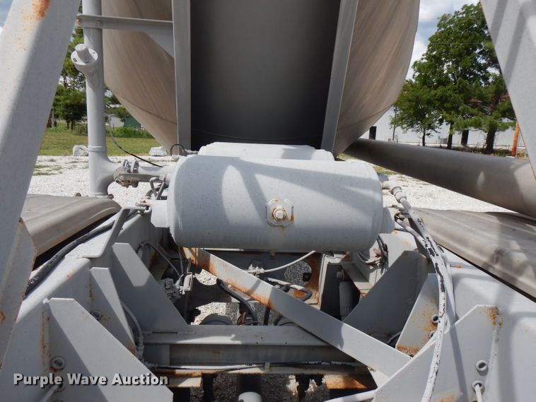 image for item FN9310 1990 Fruehauf pneumatic dry bulk trailer