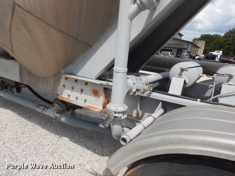 image for item FN9310 1990 Fruehauf pneumatic dry bulk trailer