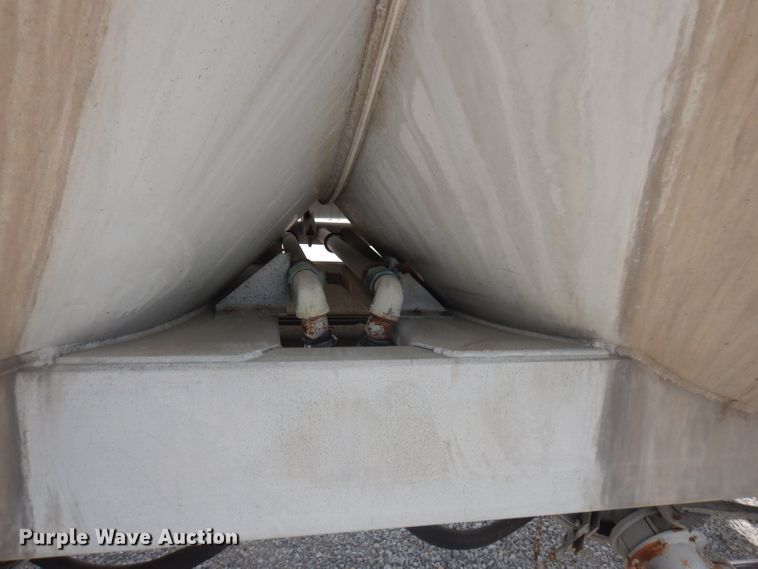 image for item FN9310 1990 Fruehauf pneumatic dry bulk trailer